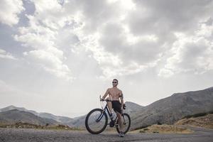 Homem de atleta de esporte de mountain bike extremo cavalgando trilha de estilo de vida ao ar livre Homem de atleta de esporte de mountain bike extremo cavalgando trilha de estilo de vida ao ar livre foto