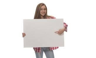 jovem mulher sorridente segurando uma folha de papel em branco para publicidade foto