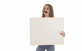 menina sorridente segurando a placa em branco. retrato de estúdio de jovem com cartão de sinal. isolado. foto