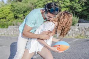 casal jogando futebol americano num dia quente de verão. casal jogando sessão de fotos de rugby