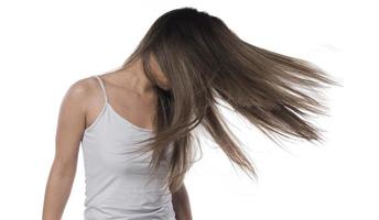 retrato da jovem mulher com cabelo voador. isolado foto