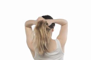 mulher arrumando o cabelo foto
