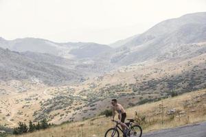 Homem de atleta de esporte de mountain bike extremo cavalgando trilha de estilo de vida ao ar livre Homem de atleta de esporte de mountain bike extremo cavalgando trilha de estilo de vida ao ar livre foto