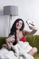 mulher sexy com pele perfeita vestindo lingerie elegante foto