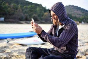 homem relaxando na praia foto