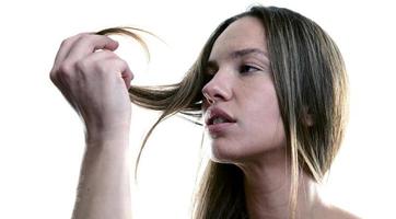 atraente bela modelo feminino segurando o cabelo dela. isolado no fundo branco foto