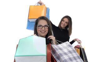 amigos felizes com sacola de compras em fundo de estúdio isolado. foto