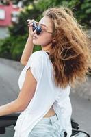 modelo feminino caucasiano loiro atraente posando do lado de fora foto