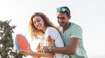 casal jogando futebol americano num dia quente de verão. casal jogando sessão de fotos de rugby