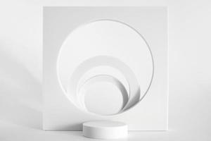 pódio branco sobre fundo branco, formas geométricas simples. pódio para produto, apresentação cosmética. maquete criativa. pedestal ou plataforma para produtos de beleza. foto