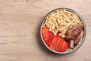 cogumelos salteados em molho de ostra tomate carne de porco assada comida saudável foto