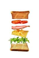 sanduíche fresco com ingredientes voadores sobre fundo branco isolado foto