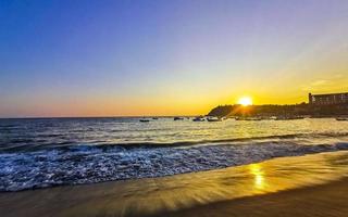colorido pôr do sol dourado grande onda e praia puerto escondido méxico. foto