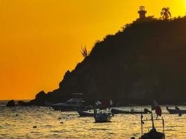 colorido pôr do sol dourado grande onda e praia puerto escondido méxico. foto