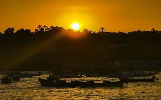 colorido pôr do sol dourado grande onda e praia puerto escondido méxico. foto