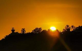 colorido pôr do sol dourado grande onda e praia puerto escondido méxico. foto