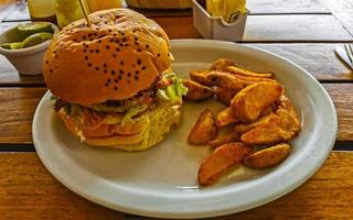 fast food no restaurante hambúrguer e batatas fritas no méxico. foto