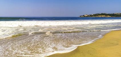 extremamente grandes ondas de surfista na praia puerto escondido méxico. foto