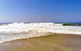 extremamente grandes ondas de surfista na praia puerto escondido méxico. foto