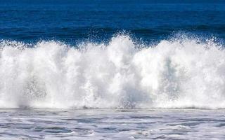 extremamente grandes ondas de surfista na praia puerto escondido méxico. foto