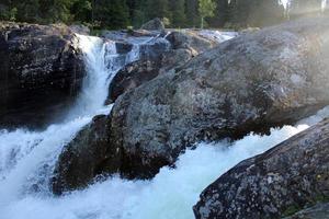 água do rio de fluxo rápido da bela cachoeira rjukandefossen hemsedal norway. foto