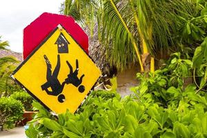 sinais de trânsito e sinais de trânsito direcionais na ilha holbox méxico. foto
