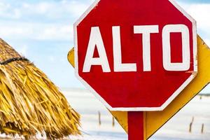 sinais de trânsito e sinais de trânsito direcionais na ilha holbox méxico. foto