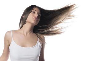 retrato da jovem mulher com cabelo voador. isolado foto