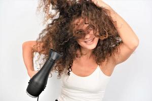 linda garota secando o cabelo foto