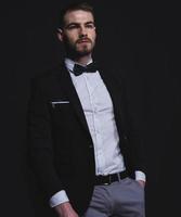 elegante jovem bonito. retrato de estúdio moda. foto