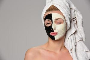 bela modelo feminino com máscara cosmética facial preto e branco foto