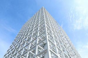 construção de vigas de aço branco com fundo de céu azul foto