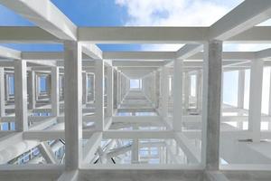 construção de vigas de aço branco com fundo de céu azul foto