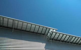 telhado de aço alto, céu azul, engenharia civil