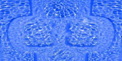 desfocar textura de superfície de água calma transparente de cor azul turva com salpicos e bolhas. fundo de natureza abstrata na moda. ondas de água na luz solar com cáusticos. água azul brilhando foto