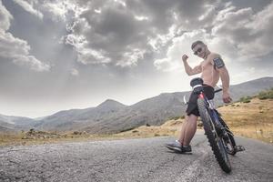 Homem de atleta de esporte de mountain bike extremo cavalgando trilha de estilo de vida ao ar livre Homem de atleta de esporte de mountain bike extremo cavalgando trilha de estilo de vida ao ar livre foto