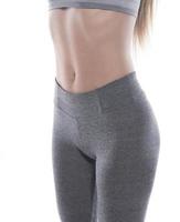 fitness feminino ou instrutor aeróbico com corpo perfeito. isolado no fundo branco foto