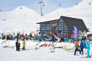 gudauri, geórgia, 2022 - dois esquiadores de patrulha da polícia sentam-se e mostram os polegares no teleférico na estância de esqui de gudauri. segurança e assistência de emergência nas montanhas foto