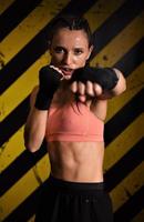 mma mulher lutadora durona pugilista pose bonita exercício treinamento cross fit atleta foto