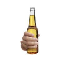 mão segurando uma garrafa de cerveja sem rótulo isolado no fundo branco foto