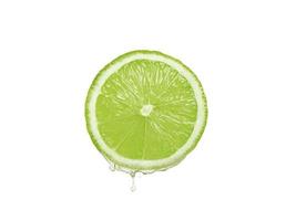 suco de limão pingando de frutas no fundo branco foto