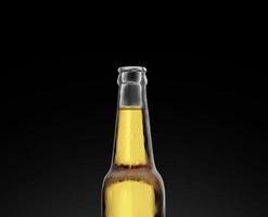 garrafa de cerveja com gota de água em fundo preto. renderização 3D foto