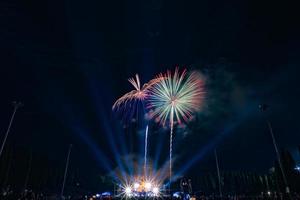 bela cena noturna de fogos de artifício. foto