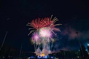 bela cena noturna de fogos de artifício. foto