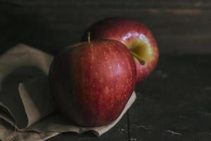 fruta de maçã em fundo de madeira foto