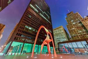 escultura do flamingo - praça federal - chicago, eua, 2022 foto
