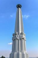 monumento do astrônomo no observatório griffith em los angeles, califórnia, 2022 foto