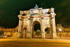 arco do triunfo na place du carrousel em paris à noite. foto