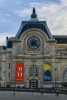 vista do relógio de parede no museu d'orsay. d'orsay - um museu na margem esquerda do sena, está instalado na antiga gare d'orsay em paris, frança. foto