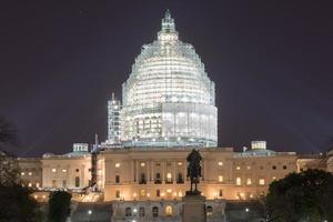 construção do edifício do Capitólio à noite - washington, dc foto